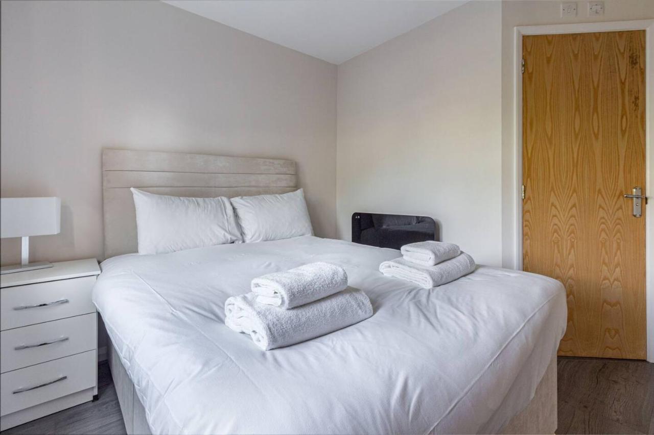 Lovely 2Bed Apt In Redditch, Free Wi-Fi & Parking Dış mekan fotoğraf