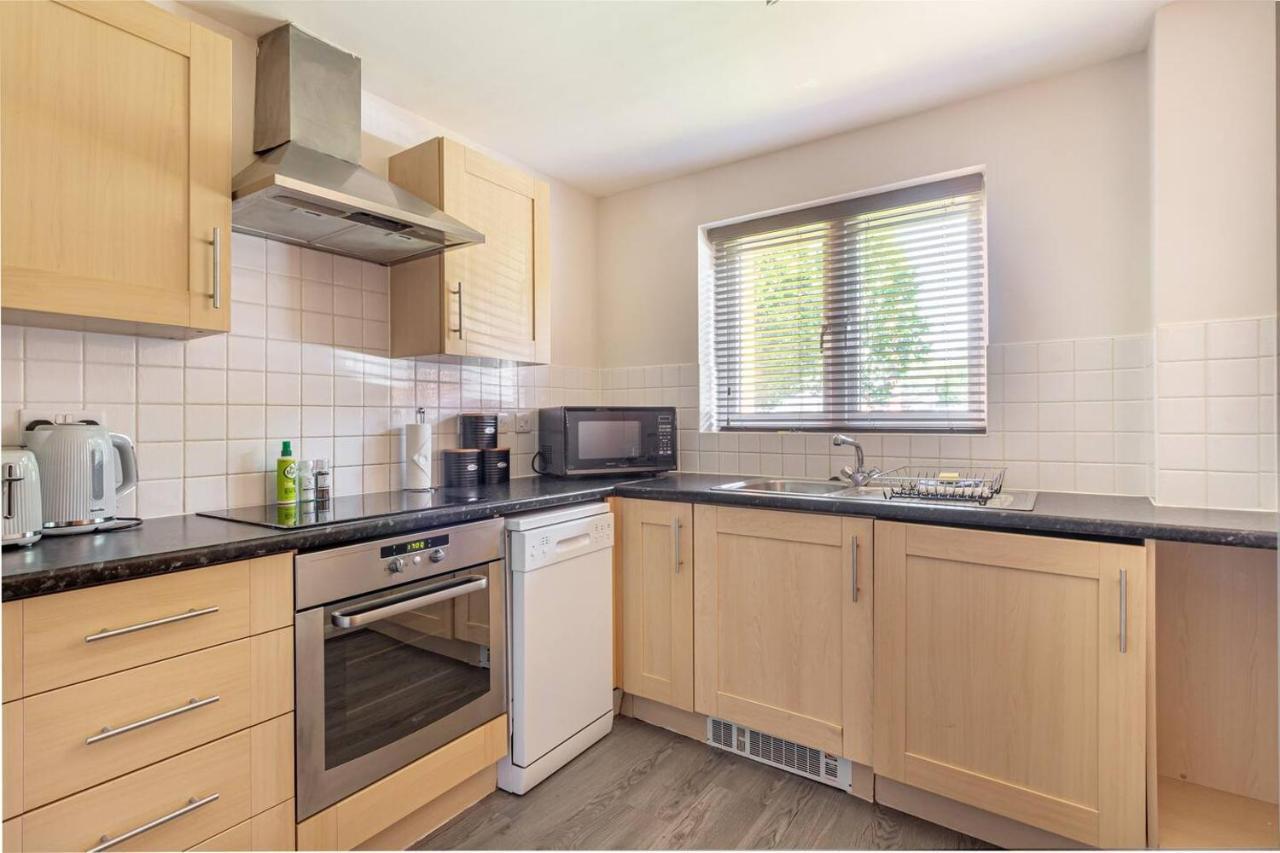 Lovely 2Bed Apt In Redditch, Free Wi-Fi & Parking Dış mekan fotoğraf
