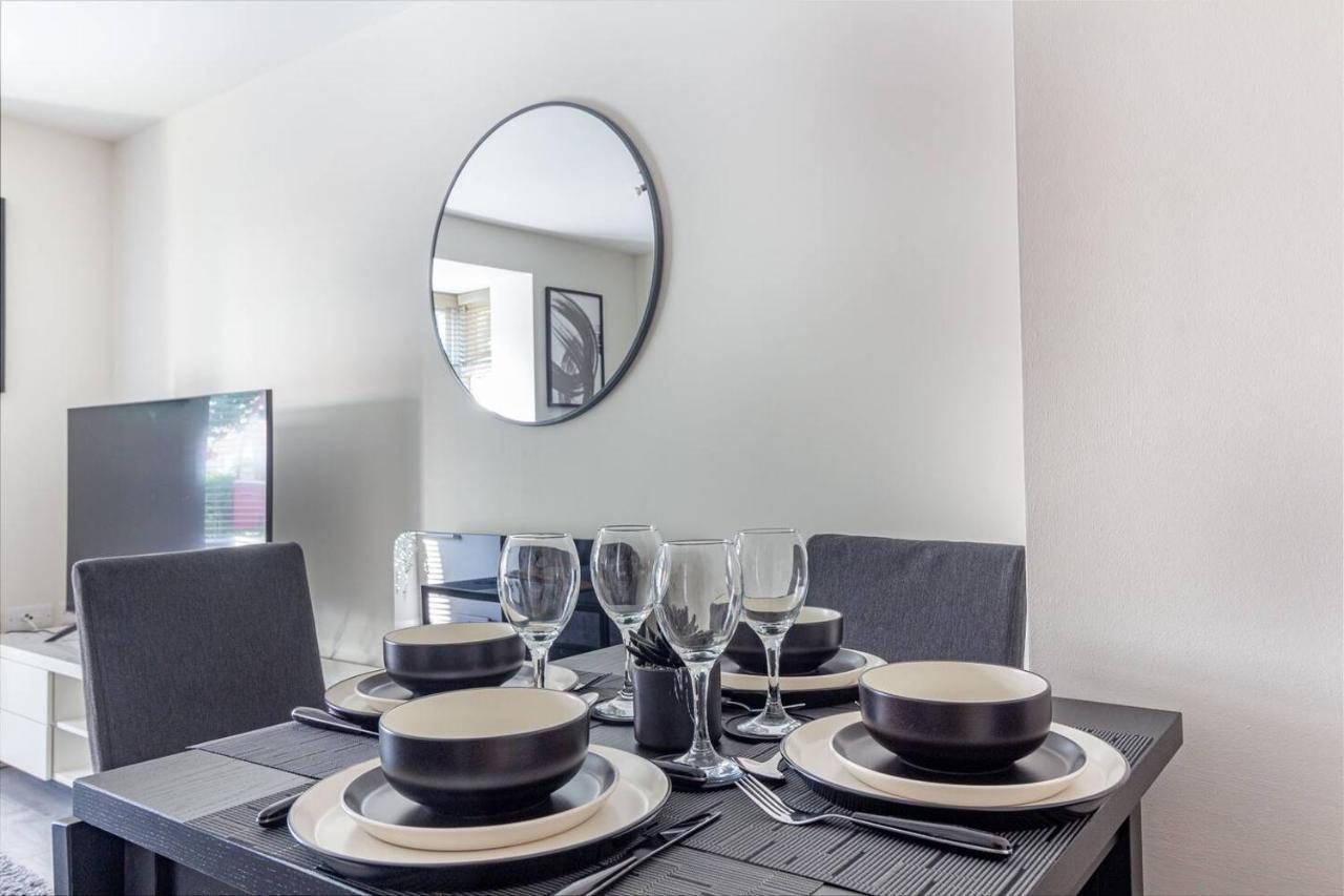 Lovely 2Bed Apt In Redditch, Free Wi-Fi & Parking Dış mekan fotoğraf