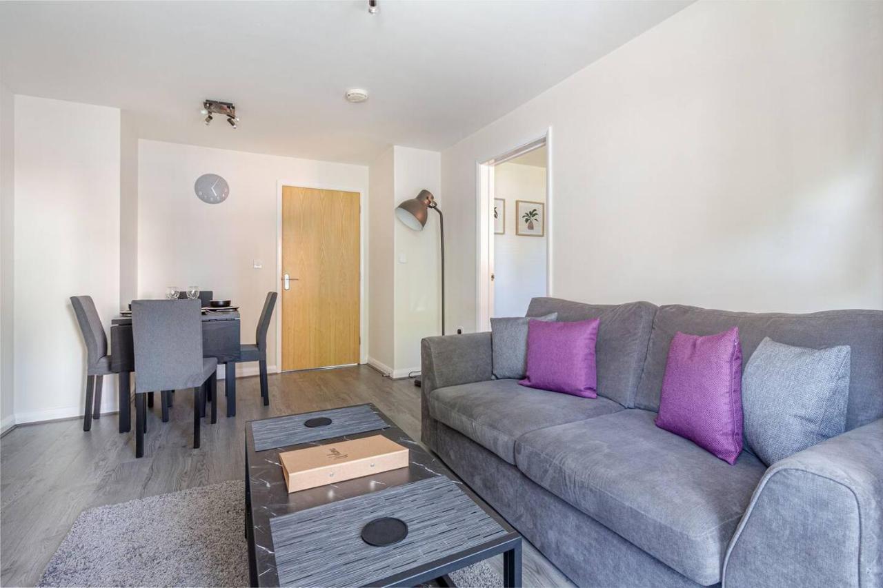 Lovely 2Bed Apt In Redditch, Free Wi-Fi & Parking Dış mekan fotoğraf