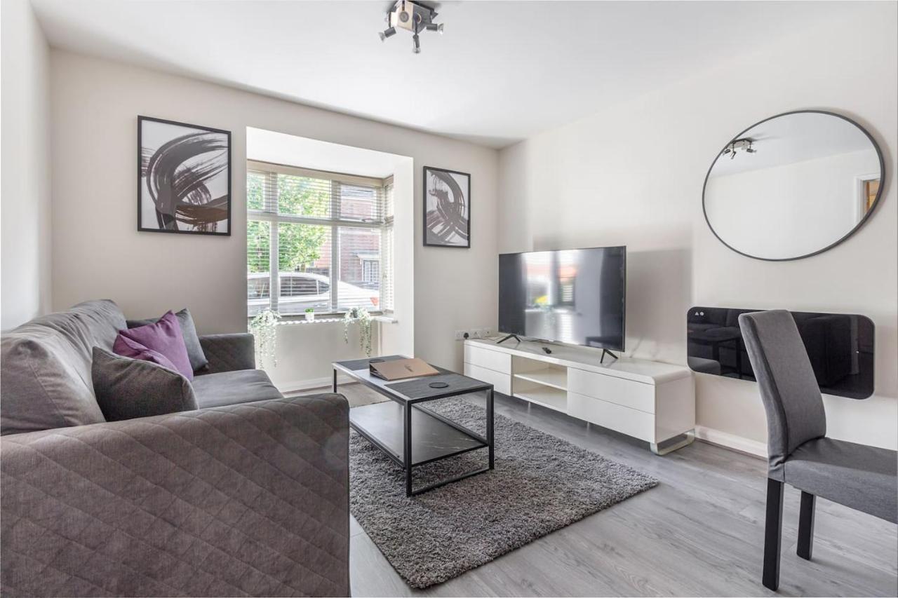 Lovely 2Bed Apt In Redditch, Free Wi-Fi & Parking Dış mekan fotoğraf