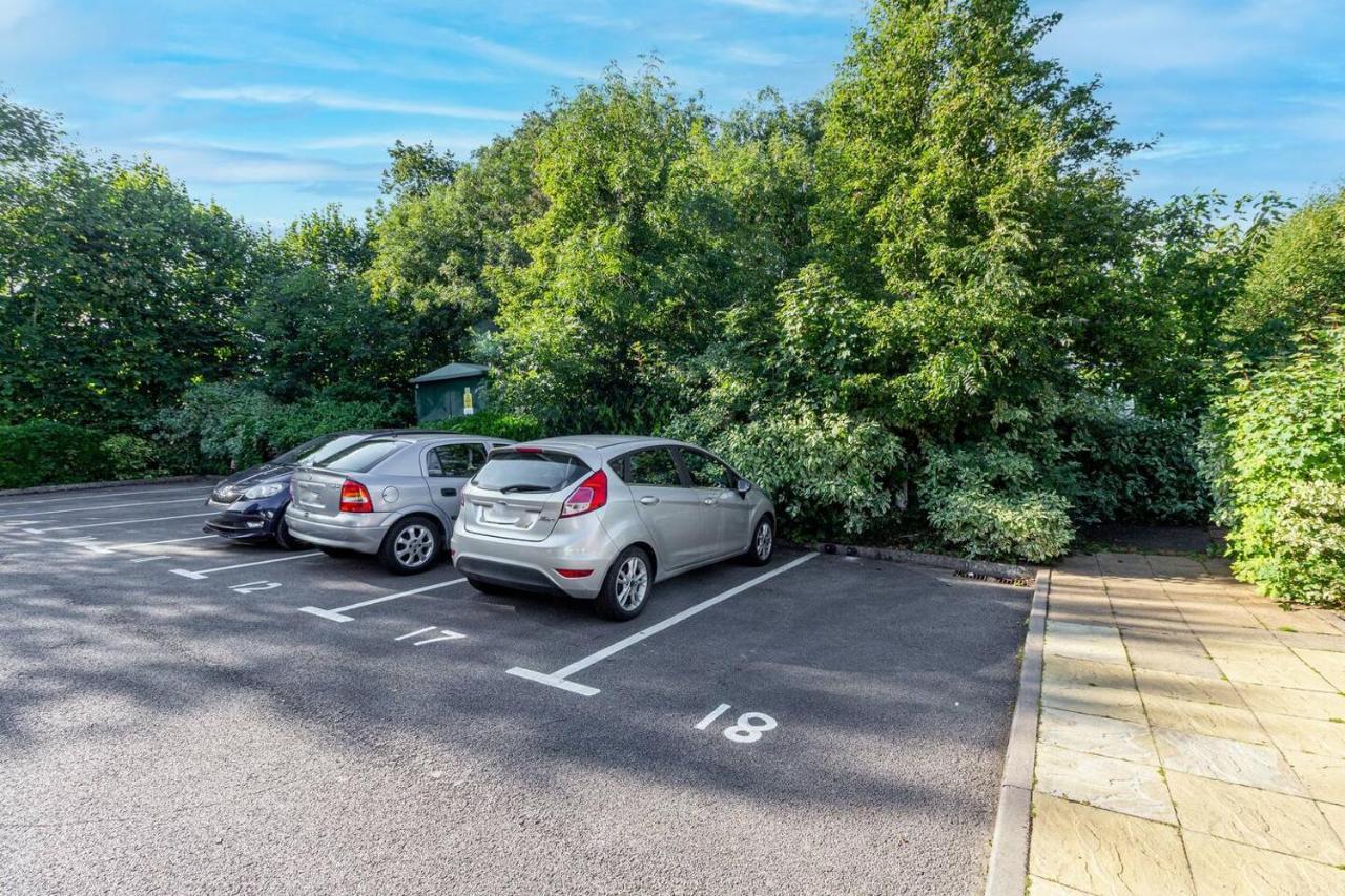 Lovely 2Bed Apt In Redditch, Free Wi-Fi & Parking Dış mekan fotoğraf