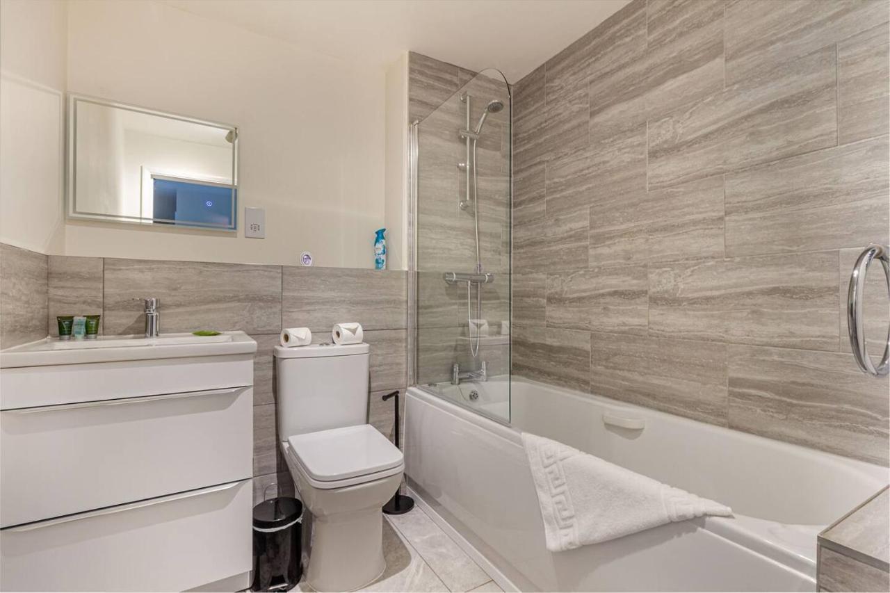 Lovely 2Bed Apt In Redditch, Free Wi-Fi & Parking Dış mekan fotoğraf