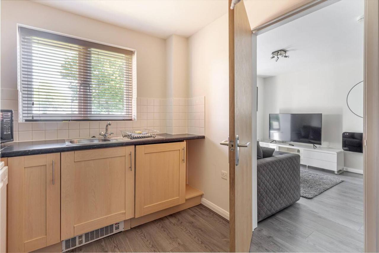 Lovely 2Bed Apt In Redditch, Free Wi-Fi & Parking Dış mekan fotoğraf