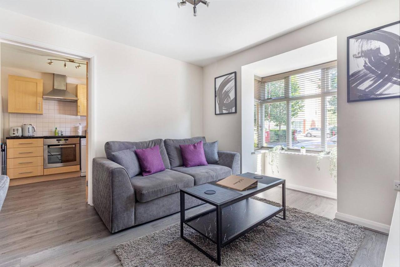 Lovely 2Bed Apt In Redditch, Free Wi-Fi & Parking Dış mekan fotoğraf